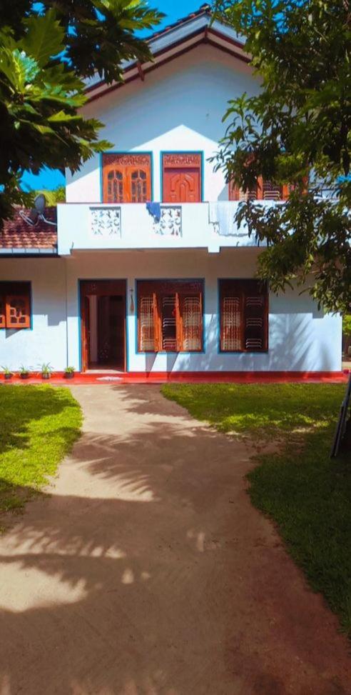 Dilan Guest Bed & Breakfast Mirissa Exterior foto